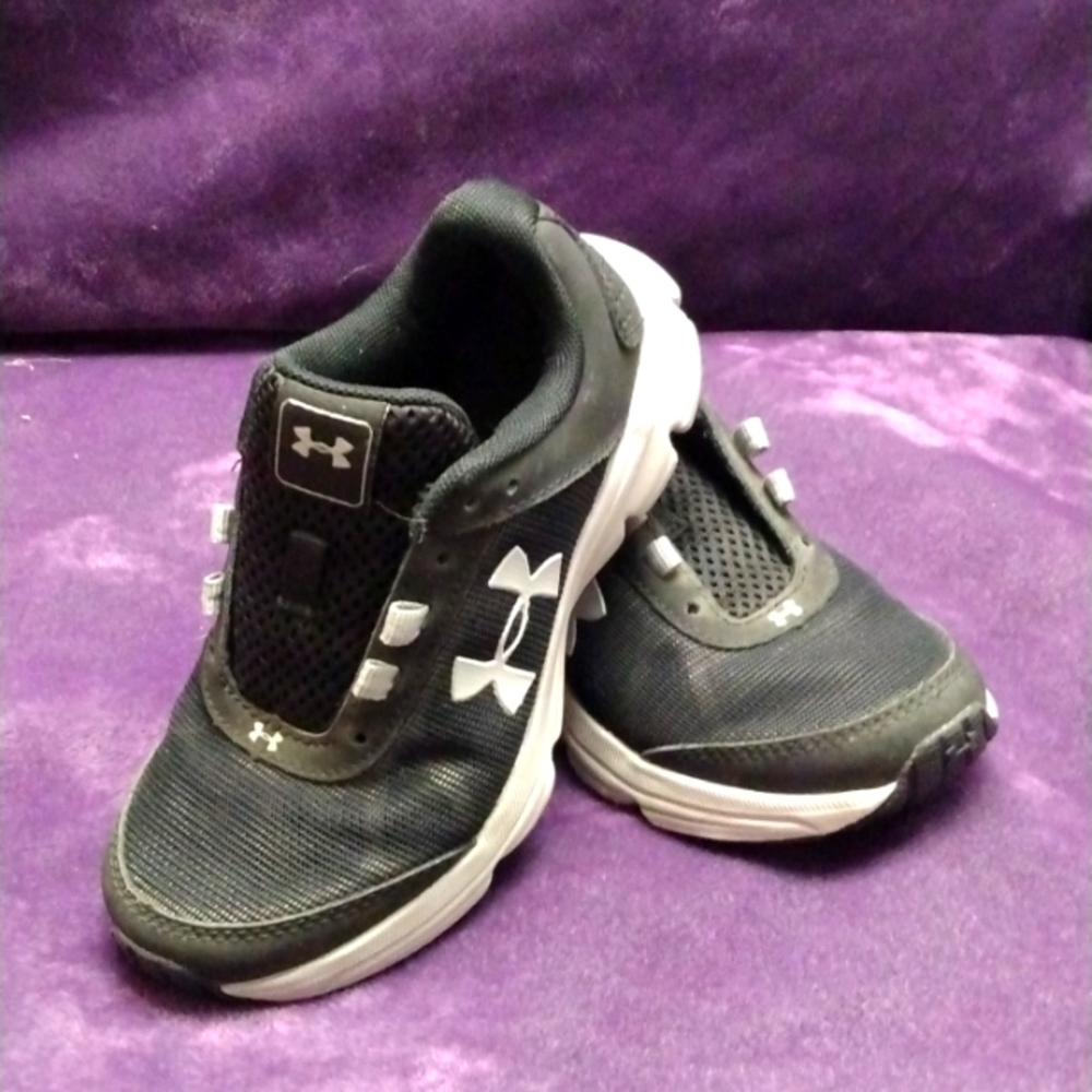 Boys under armour black/grey youth 12 k